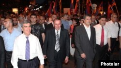 Armenia - Opposition leader Levon Ter-Petrosian (C) leads a street demonstration in Yerevan, 31Jun2011.