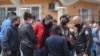 Policajac u Sofiji razgovara sa Romima, april 2020. Romi su se okupili kako bi izrazili zabrinutost zbog gubitka posla zbog restriktivnih mjera protiv korona virusa.