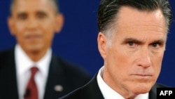 Barack Obama i Mitt Romney tokom druge debate 16. oktobra 2012.