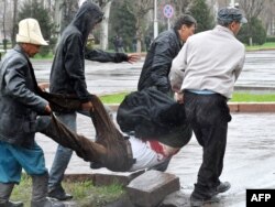 Бишкектеги Ак үйдүн алдында 87 киши каза болуп, 400дөн ашууну жараат алган. 7-апрель, 2010-жыл.