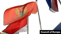 Zastava Crne Gore na jarbolu ispred zgrade Savjeta Evrope u Strazburu