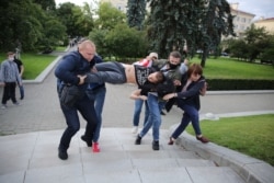 Затримання одного з учасників акції