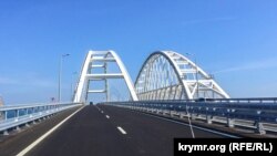 Один із прольотів мосту з'їхав у воду