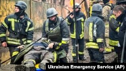 Спочатку місцева влада повідомляла, що внаслідок ракетного удару загинули 14 людей, серед яких місцеві жителі, медик та рятувальник.