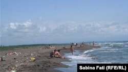 Poti, Georgia 2016: plaja din oraș