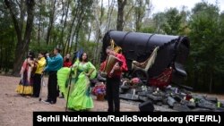 Циганський ансамбль грає сумну мелодію під час відкриття монумента пам’яті про ромів, які стали жертвами нацизму. Бабин Яр, Київ, 23 вересня 2016 року