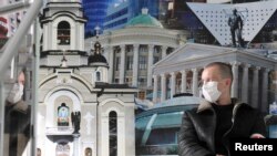 Un gardian pro-rus în fața primăriei din Donețk.