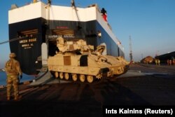 Un vehicul de luptă american Bradley în portul din Riga, Letonia, 16 octombrie 2019.