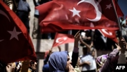Tubim në Stamboll në mbështetje të Erdoganit, pas puçit të dështuar ushtarak. Turqi, 2016.