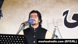 په محفل کې نومیالي سندرغاړي جاوېد امیرخېل سندرې وویلې