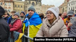 Кілька тисяч людей вийшли на Староміську площу в Празі на мітинг під назвою «Разом за Україну», 23 лютого 2025 року