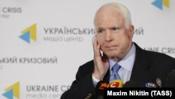 Американський сенатор Джон Маккейн на прес-конференції під час відвідування ним України, вересень 2014 року