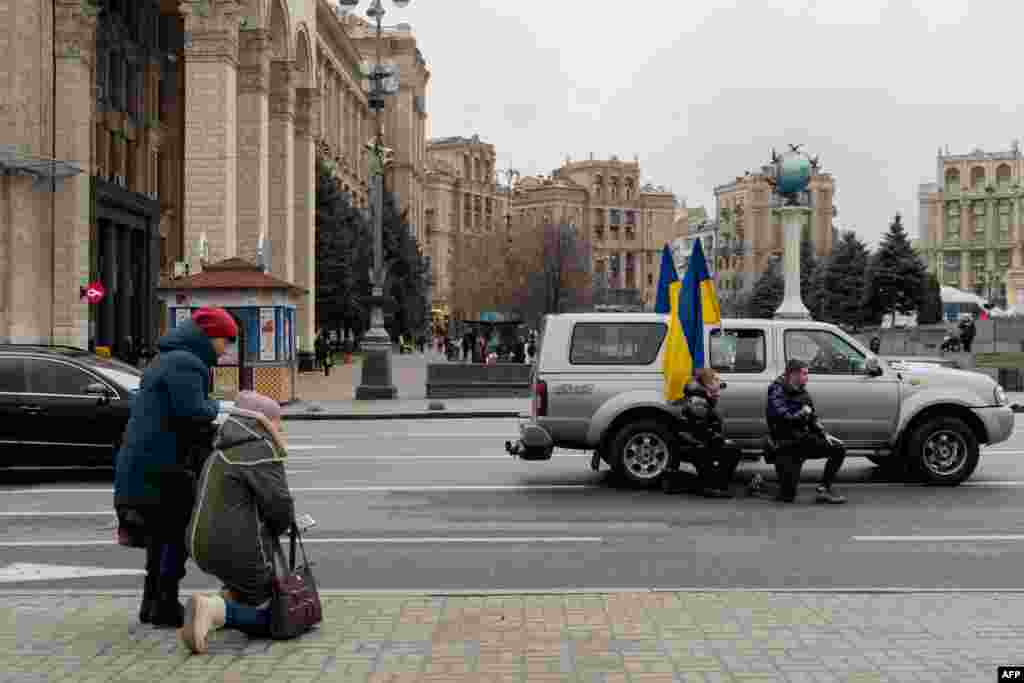 Украинанын борбор калаасы Киев. Согушта курман болгон украин аскерин акыркы сапарга узатуу учуру.