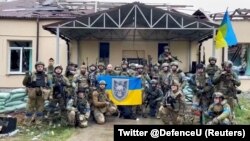 Харьков облусунун Гоптовка аймагын бошотконун жарыялаган украин аскерлери. 11-сентябрь, 2022-жыл.
