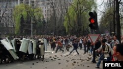 Lupte de stradă în fața parlamentului pe 7 aprilie 2009.