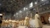 Papa Francisc conduce în Capela Sixtină prima slujbă în calitate de papă proaspăt ales, la o zi după numirea sa, pe 13 martie 2013.