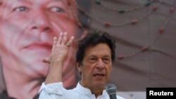 د پاکستان انتخاباتي کميسون وايي چې په قامي اسمبلۍ کې اکثريتي څوکۍ د عمران خان په مشري تحريک انصاف ګوند ګټلې دي.