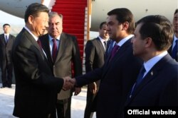 Täjigistanyň prezidenti Emomali Rahmon, onuň ogly Duşenbe şäheriniň häkimi Rustam Emomali Hytaý Halk Respublikasynyň ýolbaşçysy Si Szinpini garşy alýarlar. Ol Aziýada özara gatnaşyklar hem-de ynam döretmek sammitine gatnaşmak üçin, döwlet sapary bilen Täjigistana gelipdi.