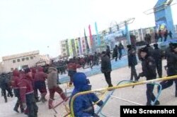 Полицейские и люди в рабочих спецовках на площади в Жанаозене. 16 декабря 2011 года. Скриншот с видеопортала "Стан.кз"
