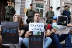 Учасники пікету біля посольства Італії в Україні на знак протесту проти рішення Парламентської асамблеї Ради Європи про повернення представників Росії у ПАРЄ. Київ, 25 червня 2019 року