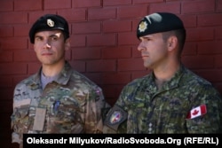 Канадський (праворуч) і британський інструктори на церемонії випуску в Військовій академії (м. Одеса). Червень 2018 року