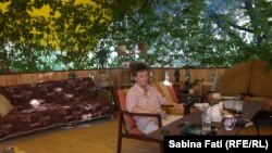 Abhazia, Georgia 2016: Nadia Venedictova pe terasa ei, Suhumi