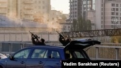 Украінскія паліцыянты зьбіваюць расейскія дроны ў Кіеве, кастрычнік 2022 году. Ілюстрацыйнае фота