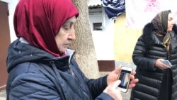 Жителей дома 45 по ул. Буйнакского ждут вот такие высотки на окраине (на экране телефона). Планировка там "как в общежитии", отмечают они