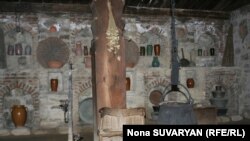 Да и разобраться несложно, на чьей половине находишься: в мужской части покоится сельскохозяйственный инвентарь. А на женской половине прялка, колыбели, паласы