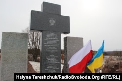Відновлений хрест загиблим полякам у колишній Гуті Пеняцькій, Львівщина, 26 лютого 2017 року