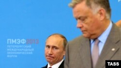 Русия президенты Владимир Путин (с) һәм Русия тимер юллары президенты Владимир Якуниин (у)