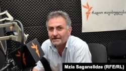 По словам адвоката Гелы Николаишвили, сторона защиты Бачо Ахалая очень торопится в надежде на то, что если даже будет вынесен обвинительный приговор, президент имеет право до конца октября его помиловать