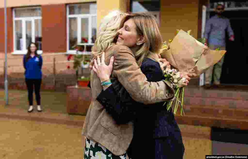 Prva dama SAD-a Jill Biden prima zagrljaj od svoje ukrajinske koleginice Olene Zelenske (desno) tokom iznenadne posjete školi u Užgorodu 8. maja. Škola se trenutno koristi kao privremeno sklonište za raseljena lica. &quot;Hteo sam da dođem na Majčin dan&quot;, rekla je Biden Zelenskoj. &quot;Mislila sam da je važno pokazati ukrajinskom narodu da ovaj rat mora prestati i da je ovaj rat bio brutalan i da narod Sjedinjenih Država stoji uz narod Ukrajine&quot;. Zelenska je posjetu prve dame nazvala &quot;činom hrabrosti&quot;.