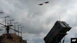 Система противовоздушной обороны Patriot на земле и самолеты F-16 в небе, иллюстративное фото