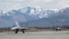 Истребители F-22 Raptor на взлётно-посадочной полосе базы Эльмендорф–Ричардсон, где в пятницу Дональд Трамп встретится с Владимиром Путиным, 2017 год