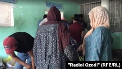 Родственникам заключенных разрешили принести предметы первой необходимости и продукты питания.