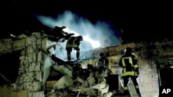 Рятувальники працюють на місці російського удару в Одесі, 23 квітня 2024 року 