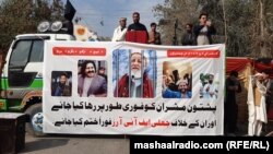 پښتون ژغورنې غورځنګ د مظاهرو پر مهال پر حکومت غږ کړی دی چې د حاجي عبدالصمد په ګډون دې د پي ټي اېم ټول نیول شوي مشران خوشې کړي - انځور له ارشیفه