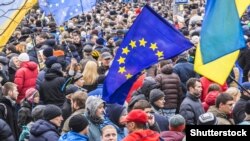 Прапор ЄС на майдані Незалежності в Києві під час Революції гідності, грудень 2013 року