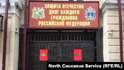 Орусиядагы аскер комиссариаттарынын бири. Иллюстрациялык сүрөт. 