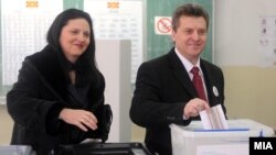 Gjorge Ivanov sa suprugom na glasanju