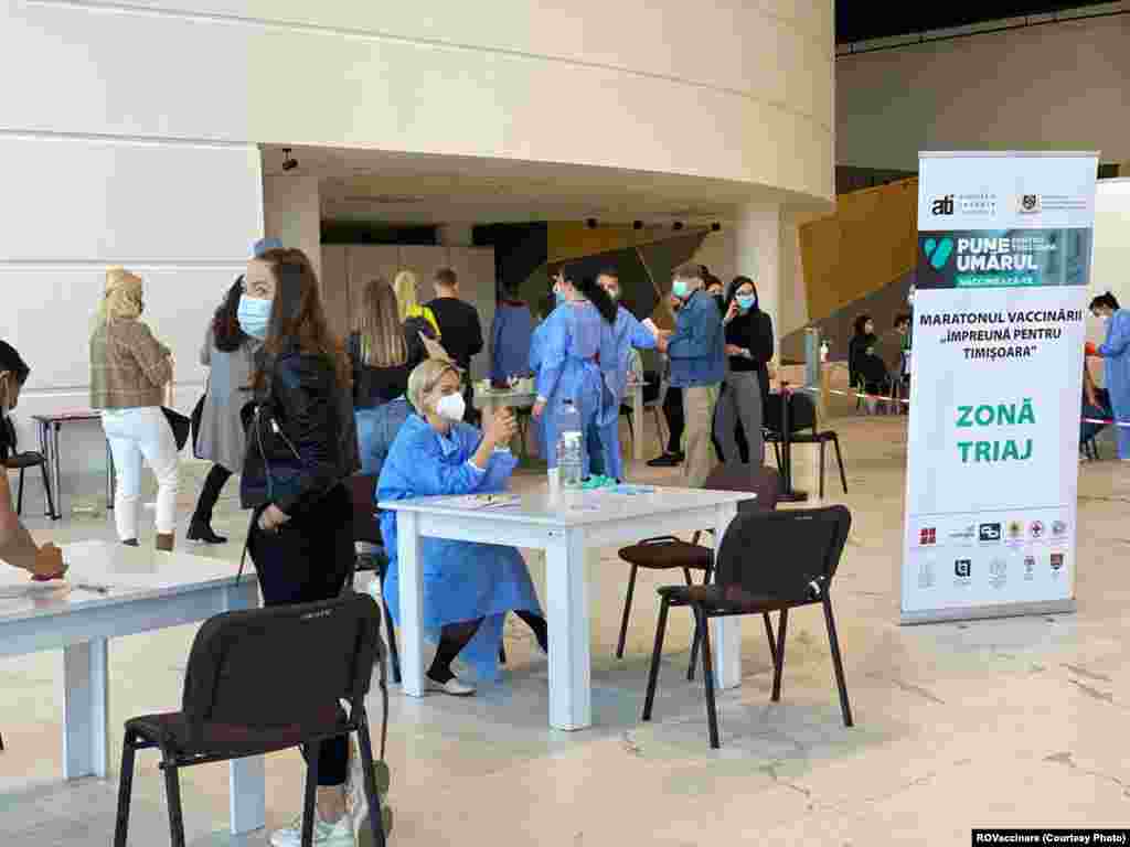 Maratonul vaccinării a început vineri după amiază la Centrul Regional de afaceri Timișoara.