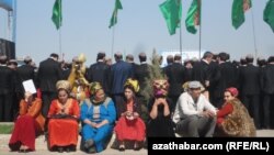 Госслужащие на организованном властями Туркменистана массовом мероприятии