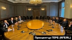 Снимка от срещата на ГЕРБ и ИТН. На нея присъстваха Теменужка Петков, Томислав Дончев, Росен Желязков, Рая Назарян и Георги Георгиев от ГЕРБ и Тошко Йорданов, Станислав Балабанов, Александър Вълчев и Драгомир Петров от ИТН.