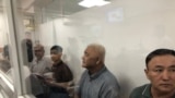 Нурлан Темиргалиев, Фазылжан Сыдыков, Айдар Мубараков, Нурлан Жауылбаев (справа налево) в стеклянной кабине в зале суда. 17 июля 2025 года
