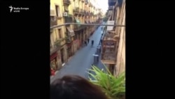 Policia patrullon nëpër rrugët e Barcelonës