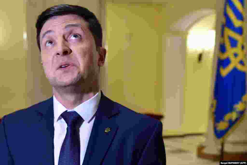Комік і актор Володимир Зеленський під час інтерв&rsquo;ю агентству AFP відразу після зйомки для серіалу &laquo;Слуга народу&raquo;, де він грає роль президента України Василя Голобородька. Київ, 6 березня 2019 року