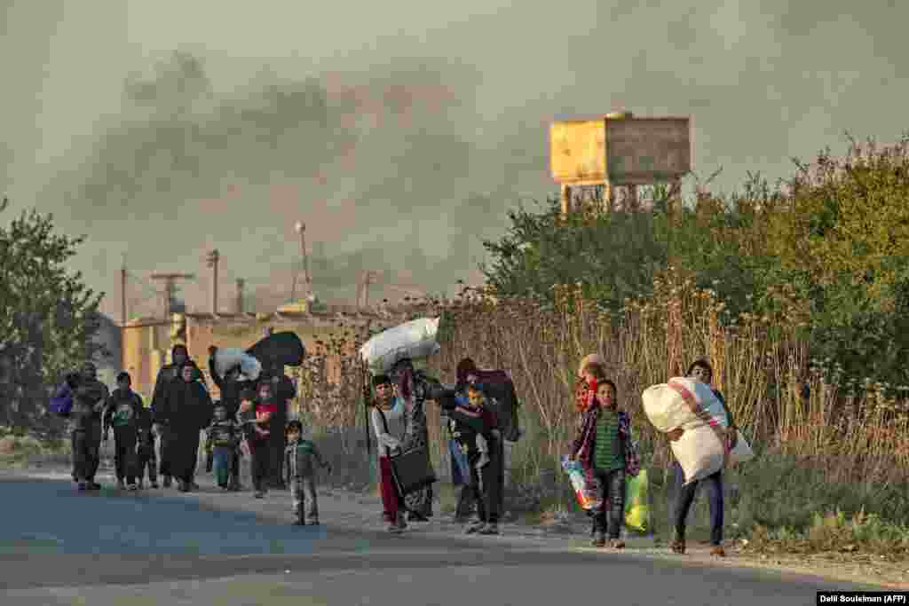Qytetarët largohen nga qyteti kurd sirian i Ras al-Ain në provincën Hasakeh në veri të Sirisë në kufi me Turqinë.