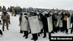 Баймак мәхкәмәсе каршына җыелган халыкка каршы куәт оешмалары вәкилләре, 2024 елның гыйнвары
