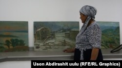Хадича Аскарова перед картинами, написанными супругом.